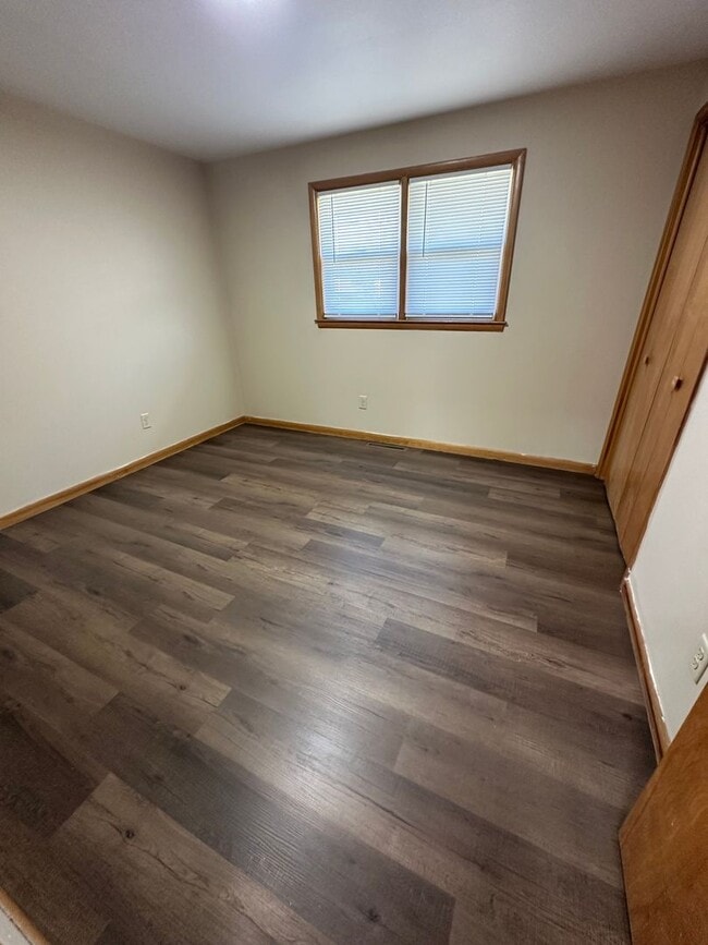Building Photo - 4 Bedroom, 1.5 Bathroom Updated House