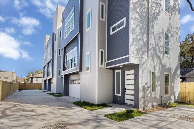 Building Photo - 2707 Dennis St