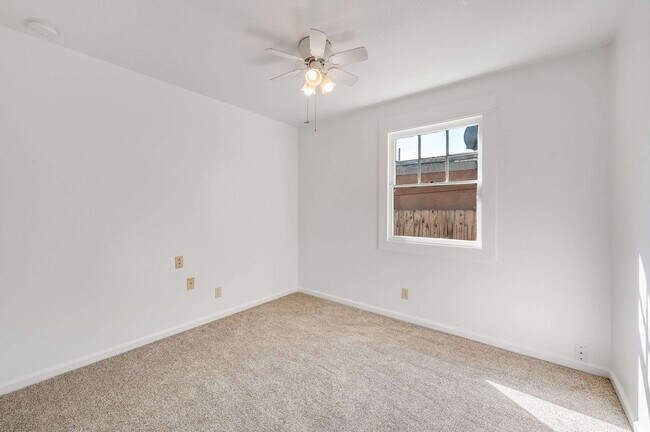 Building Photo - 926 Newport Ave