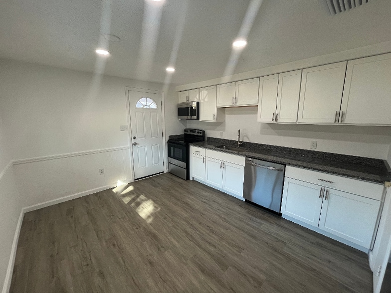 Building Photo - 4312 Mesa Dr