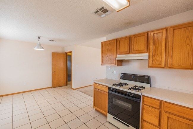 Building Photo - 3 Bedroom 2 Bath Home