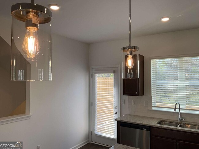 Building Photo - 5716 Plaza Dr SE