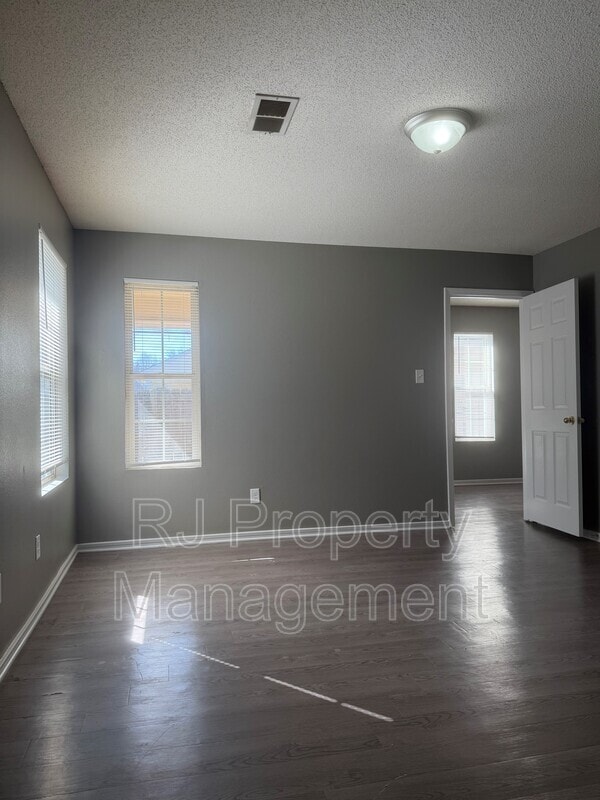 Building Photo - 4817 Royal Run Dr