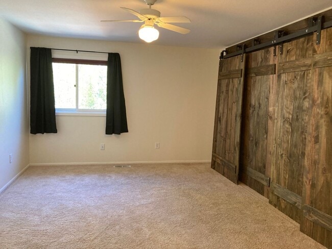Building Photo - Beautifully kept (3) Bed, (2.5) Bath in Ea...