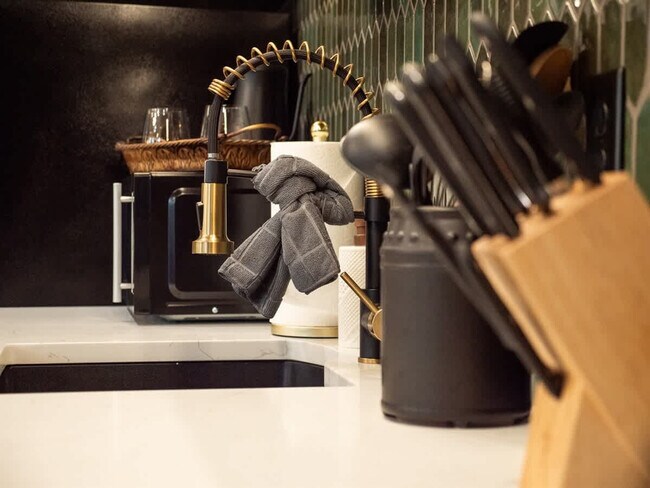 Building Photo - 3413 W Sunset Ave