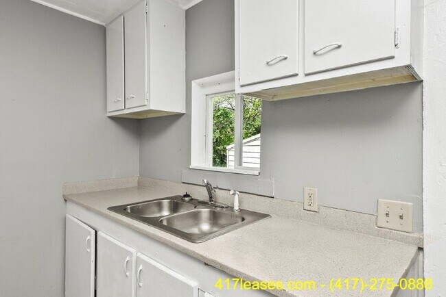 Building Photo - 2139 N Taylor Ave