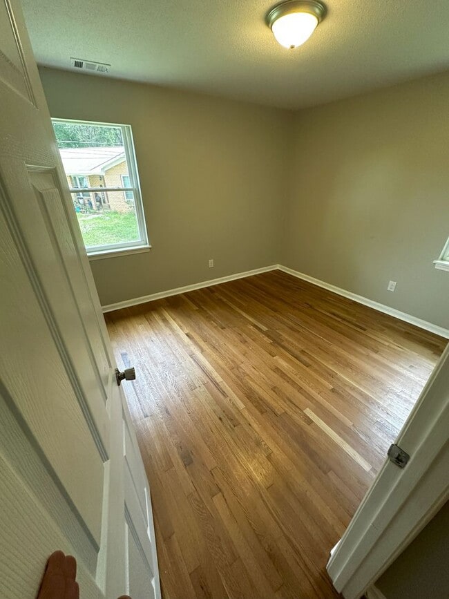 Building Photo - 3 Bedroom 1 Bath Home