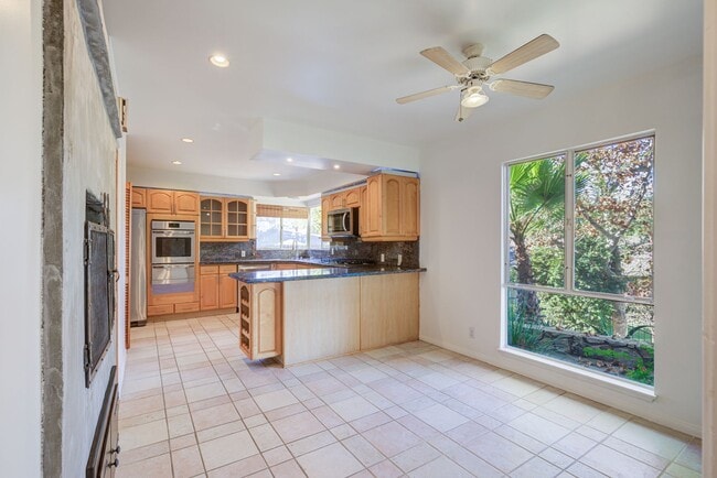 Building Photo - HOLIDAY SPECIAL***2 WEEKS FREE** 3 Bed/2 Bath Oasis in Royal Woods - Available Now