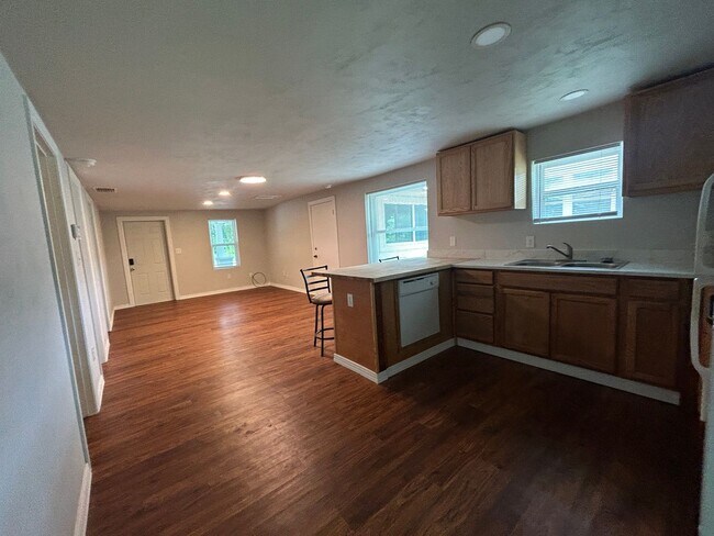 Building Photo - Charming 2 bedroom, 2 bath + bonus office ...