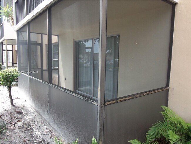 Building Photo - 4156 Inverrary Dr