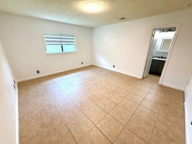 Building Photo - **APPLICATION RECEIVED** *MOVE IN SPECIAL* Beautiful 3 Bedroom Home with Granite Countertops & La...
