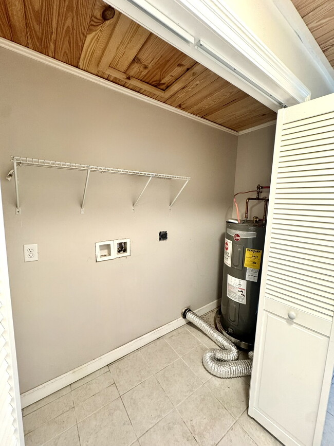 Building Photo - Cute newer home with large fenced yard!