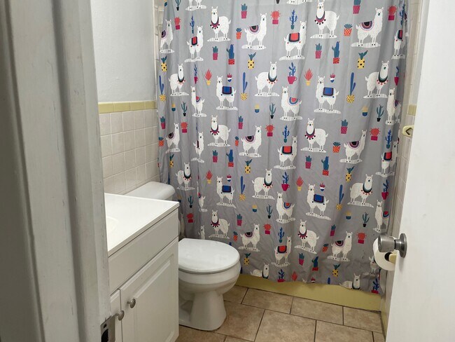 Building Photo - 728 Greenleaf Ave