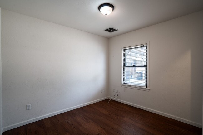 Building Photo - Single Family Home