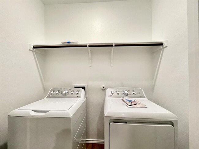 Building Photo - 332 Amber Gln