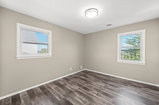 Building Photo - 516 Ave E