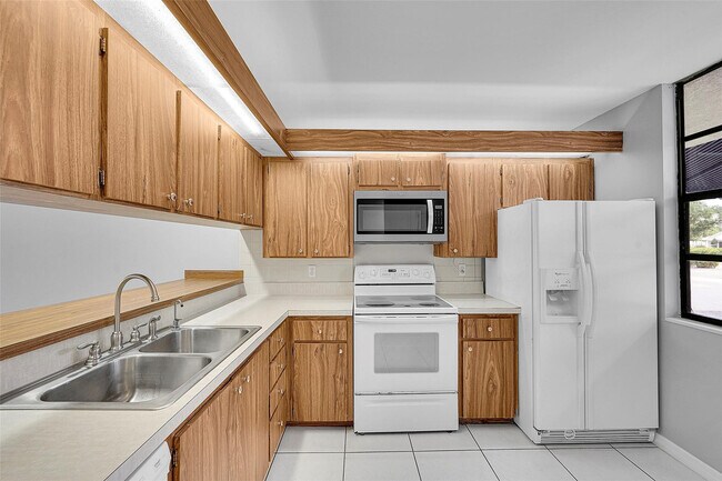 Building Photo - 1713 Whitehall Dr