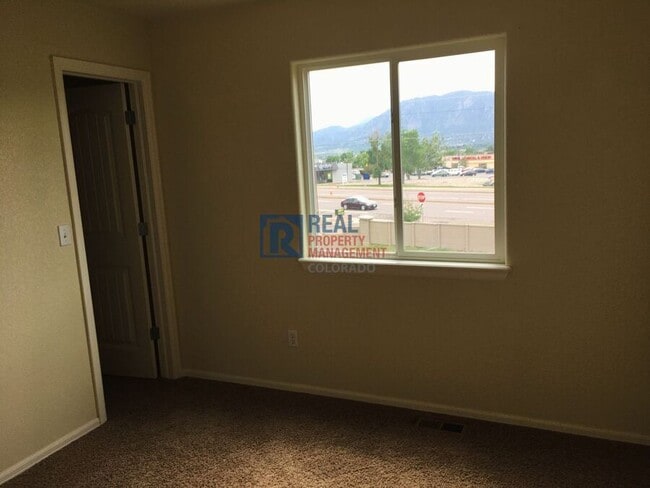 Building Photo - 2360 Sierra Springs Dr