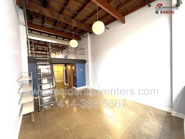 Building Photo - 3059 N Weil St