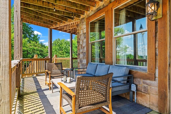 Building Photo - 208 Tunnel Ridge Dr