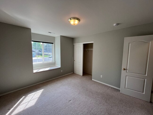 Building Photo - 3111 NE Dennis Ct