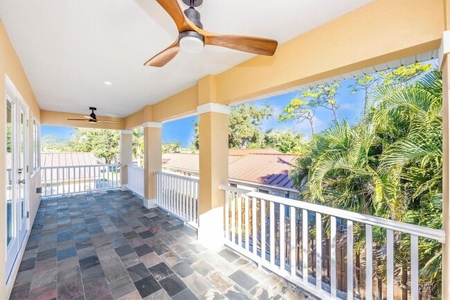 Building Photo - 907 Riviera St