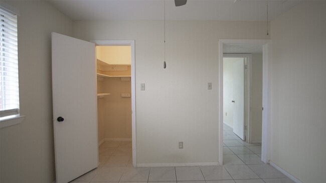 Building Photo - 9102 Benthos Dr