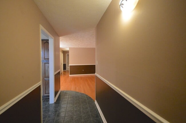 Building Photo - Updated Terrace Level 2 BR/ 2 BA Condo in ...