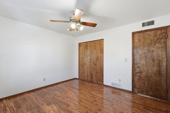 Building Photo - 1003 E Calle Monte Vista