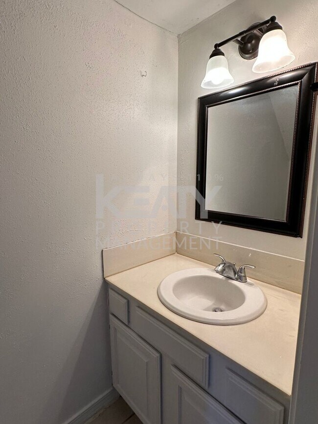 Building Photo - 2 Bed / 1.5 Bath Apartment COMING SOON!