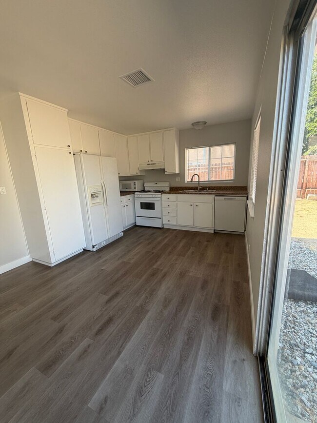 Building Photo - 42843 Alep St