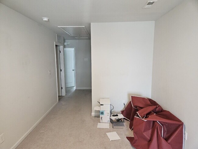Building Photo - Modern townhome with high-end finishes throughout, minutes to 540 and walkable to great shopping.