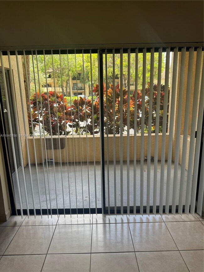 Building Photo - 9999 Summerbreeze Dr