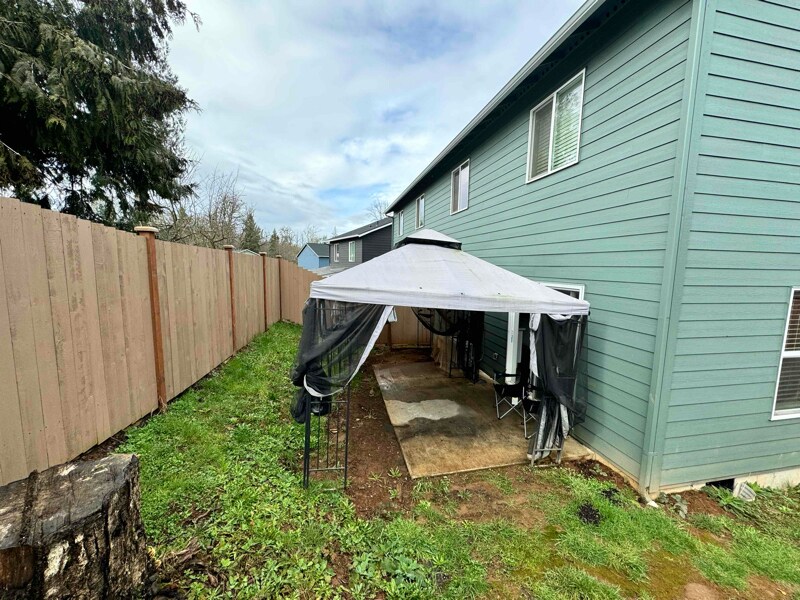 Building Photo - 304 Oak St