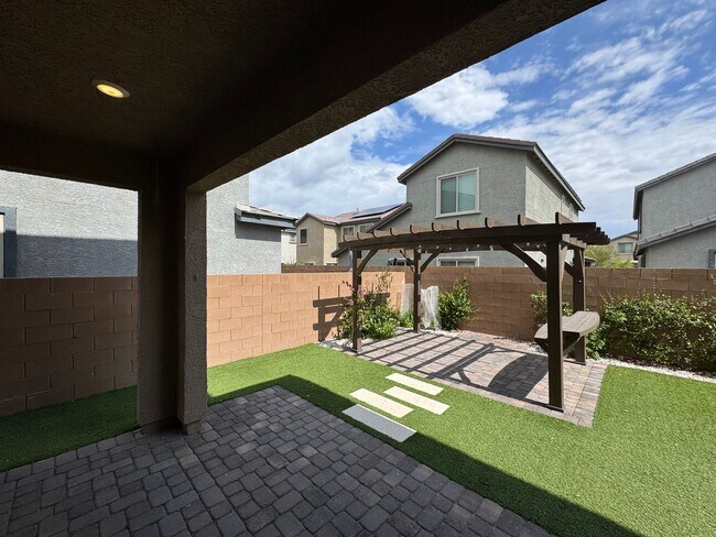 Building Photo - 932 Lotus Falls St