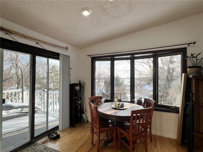 Building Photo - 520 Lake Summit Ct