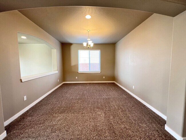 Building Photo - West Richland Home On 0.32 Acres
