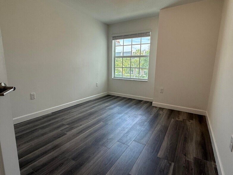 Building Photo - 6907 Broadwater Ln