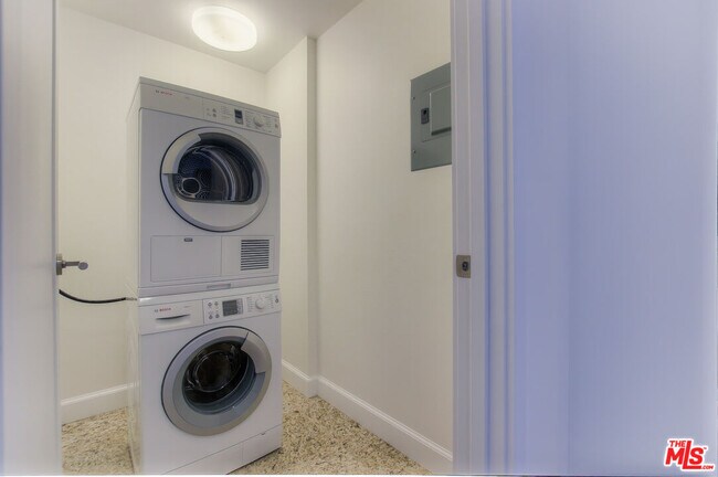 Building Photo - 900 W Olympic Blvd