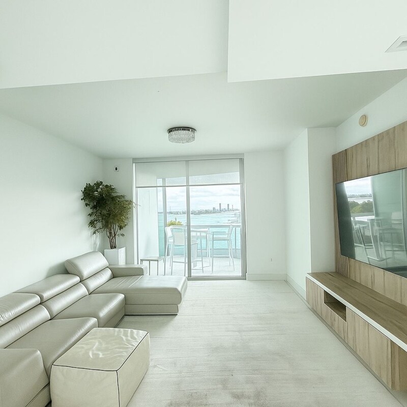 Building Photo - 900 Biscayne Blvd