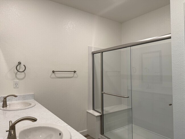 Building Photo - Beautiful 4 bed 2 bath located in West Ros...