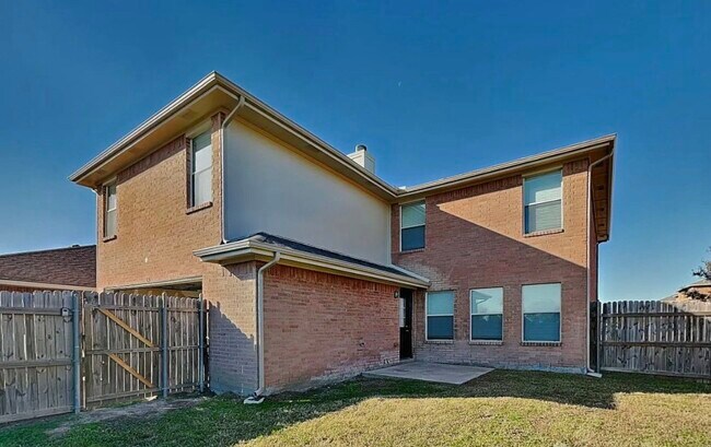 Building Photo - A Place to Settle In: Inviting 5-Bedroom Family Home