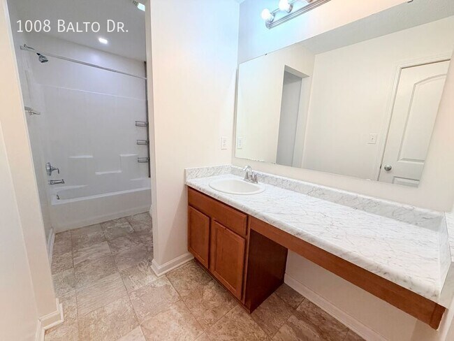 Building Photo - 1008 Balto Dr