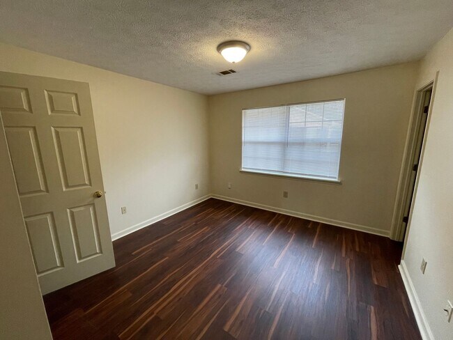 Building Photo - 13 Woodcreek Way SW