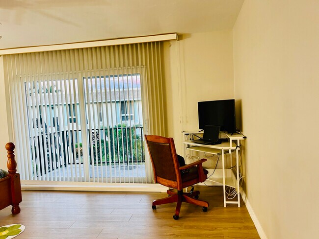 Building Photo - 215 Palm Dr