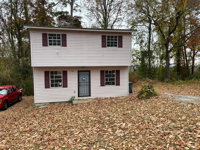 Building Photo - 728 Sylvan Dr