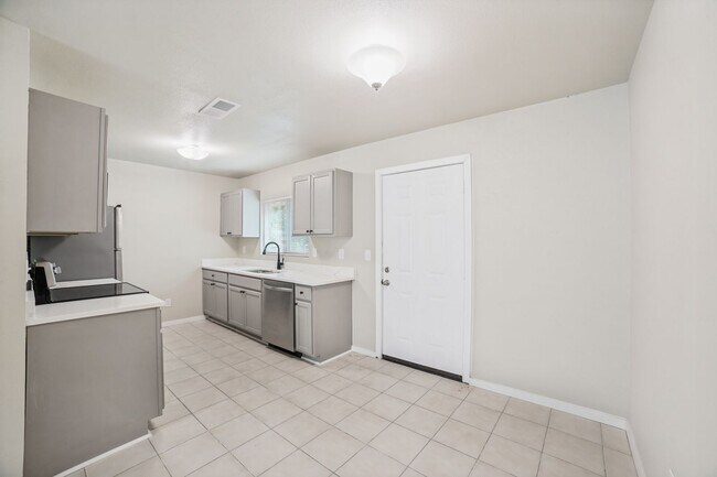 Building Photo - NEWLY-REMODELED 3-BEDROOM HOME IN HERITAGE SUBDIVISION