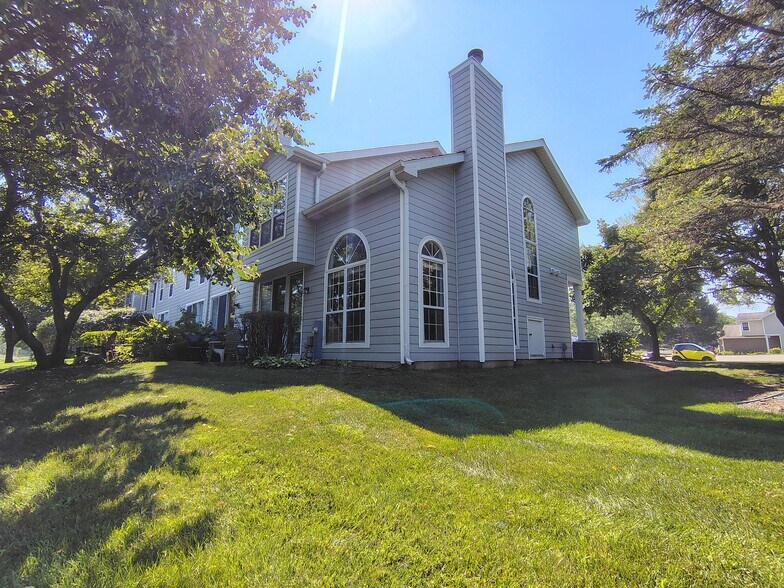 Building Photo - 667 Woodhaven Dr