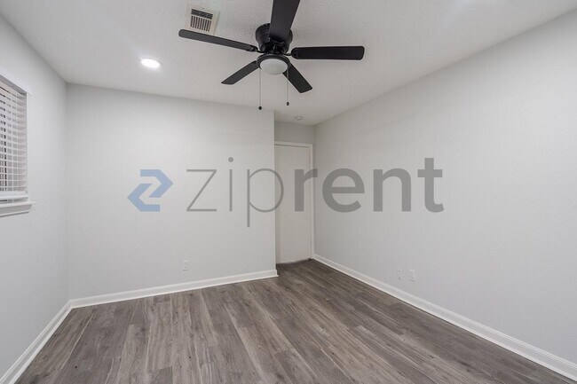 Building Photo - Unit