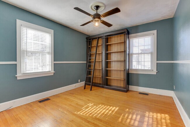 Building Photo - 407 Russell St